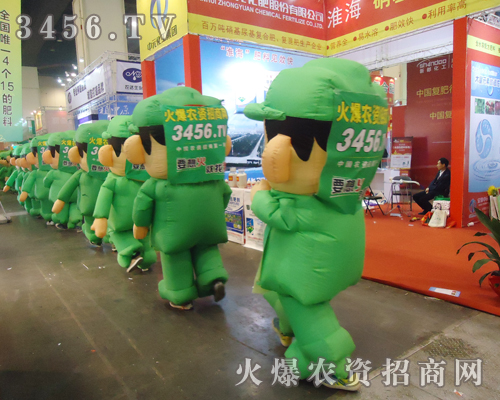 農(nóng)資網(wǎng)的氣模娃娃成為鄭州肥料會的清新色彩