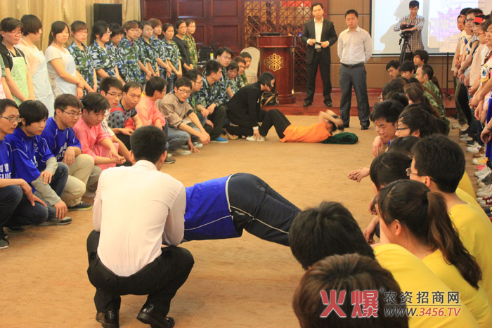 風(fēng)采項(xiàng)目做俯臥撐