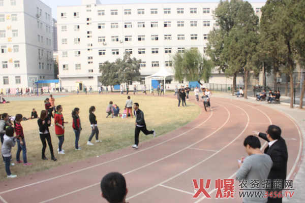 火爆網(wǎng)千米賽跑現(xiàn)場