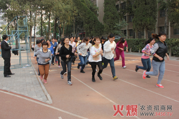 火爆網(wǎng)千米賽跑現(xiàn)場