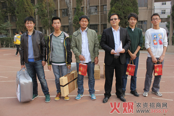 火爆網(wǎng)千米賽跑現(xiàn)場