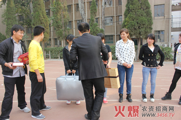 火爆網(wǎng)千米賽跑現(xiàn)場