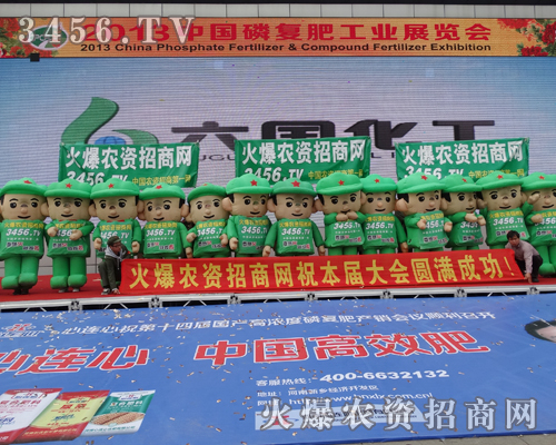 綠色軍裝氣模娃娃吸引廣大客戶關(guān)注的目光